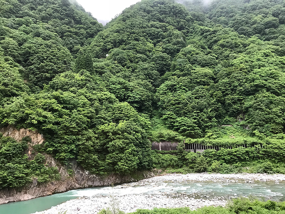 黒部峡谷眺めながら地酒を楽しむ宿、宇奈月温泉「延楽」に行く。