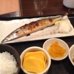 学芸大学の魚角でさんま定食。